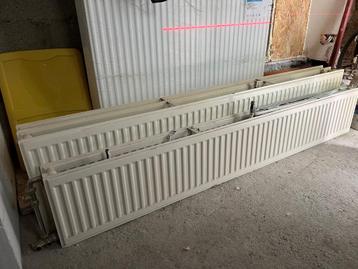 2 radiateurs d’occasion avec panneau lisse de finition  beschikbaar voor biedingen