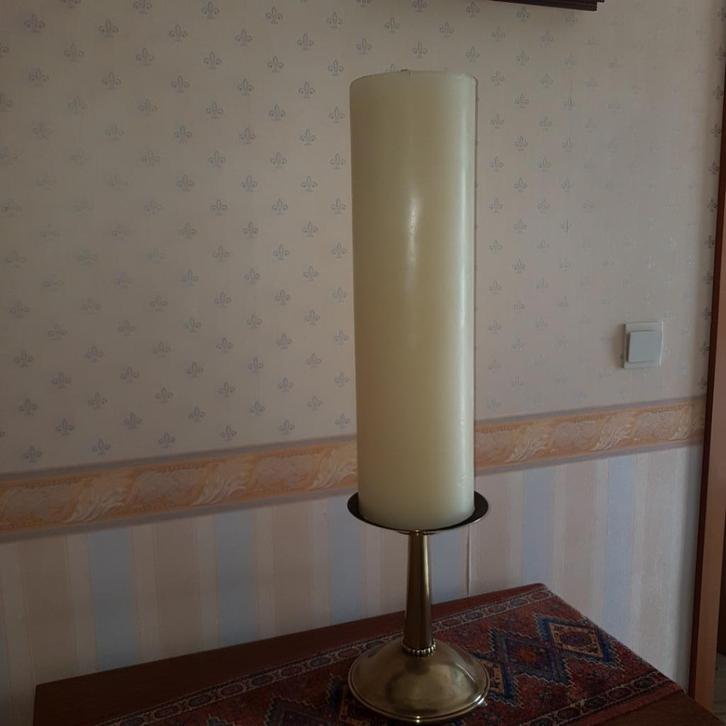 Stijlvolle kandelaar met imposante kaars, Huis en Inrichting, Woonaccessoires | Kandelaars en Kaarsen, Zo goed als nieuw, Kandelaar