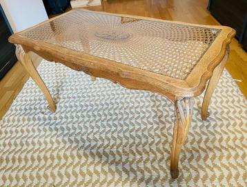 Elegante vintage houten tafel met verfijnde rotan rieten beschikbaar voor biedingen