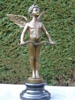 statue de cupidon en bronze signé sur marbre ., Bronze, Enlèvement ou Envoi