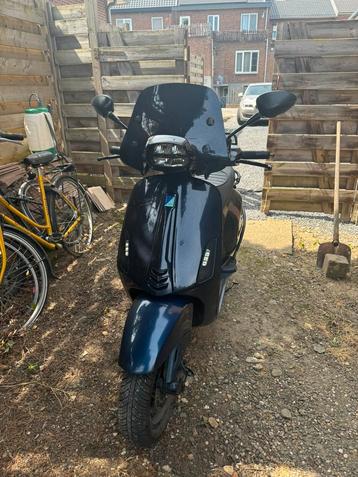 Vespa sprint 50 CC A klasse( met begrenzer), Fietsen en Brommers, Scooters | Vespa, Ophalen, Zo goed als nieuw, Benzine, 50 cc