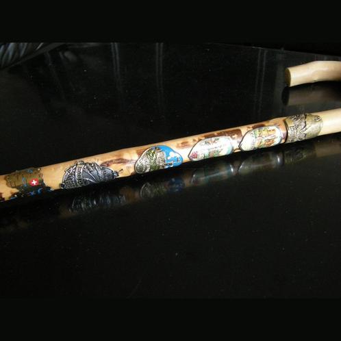 Bergbeklimmersstok in licht hout + 6 toeristeninsignes, Verzamelen, Retro, Overige typen, Ophalen