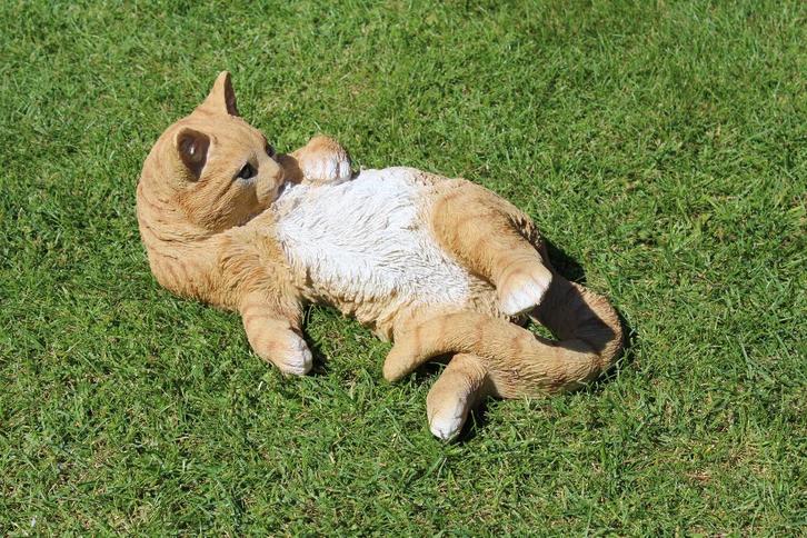 Standbeeld van een rode kat op de rug..., Tuin en Terras, Tuinwanddecoratie, Nieuw, Ophalen of Verzenden