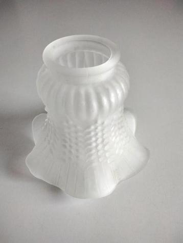 Ancien globe tulipe en pâte de verre sablé blanc pour lampe. disponible aux enchères