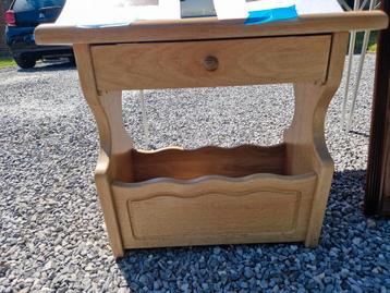 Houten kranten meubel  beschikbaar voor biedingen