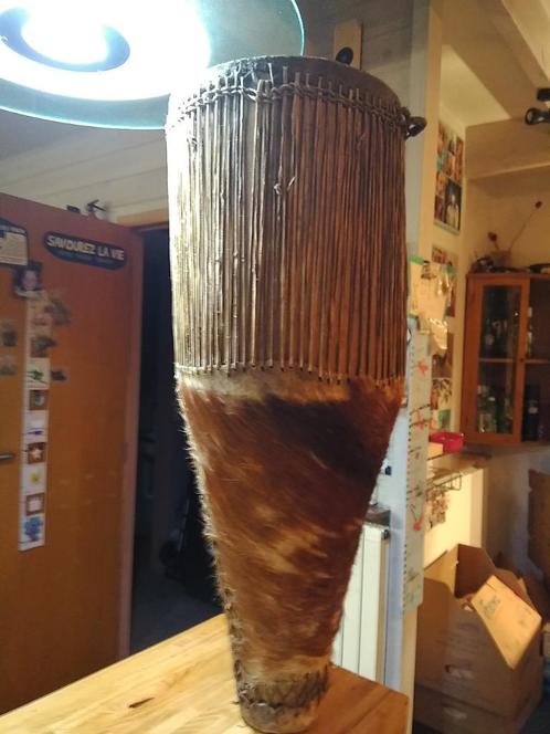 Grote Afrikaanse tribale trommel uit Rwanda gemaakt van olif, Antiek en Kunst, Curiosa en Brocante, Ophalen
