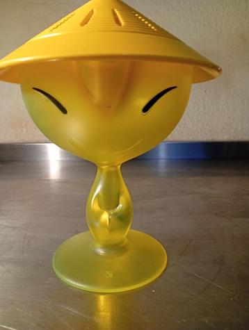 Alessi  Mandarin est un presse agrume étonnant. Sous l'allur, Enlèvement