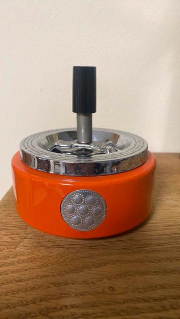 Oude vintage metalen asbak beschikbaar voor biedingen