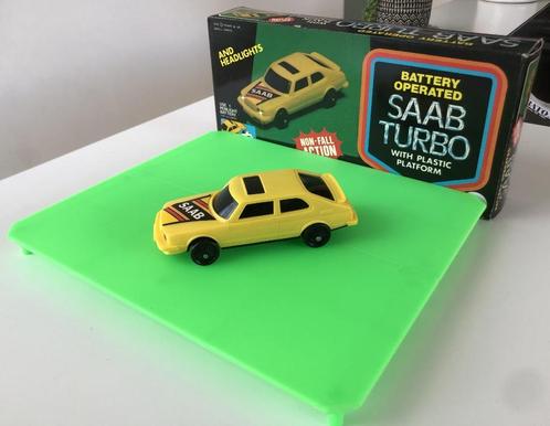 Lucky Saab 900 Yellow - Nieuw in doos, Hobby en Vrije tijd, Modelauto's | Overige schalen, Nieuw, Auto, Ophalen of Verzenden