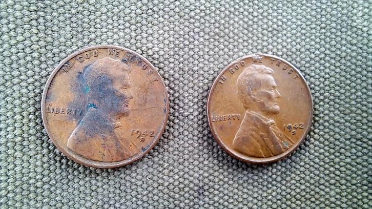 De GI geluksbrenger, 2 Amerikaanse geluksmunten uit 1942 in, Verzamelen, Militaria | Tweede Wereldoorlog, Ophalen of Verzenden