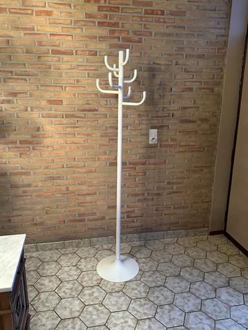 vintage staande kapstok beschikbaar voor biedingen