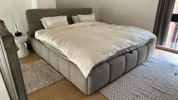 Te koop 1 jaar oud bed, matras maat 180x200 beschikbaar voor biedingen