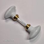 Twee ovale porseleinen deurknoppen, Verzenden