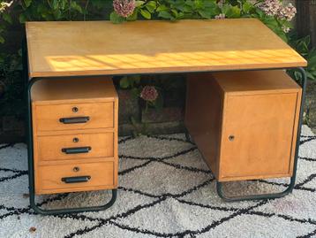 Bauhaus-bureau beschikbaar voor biedingen