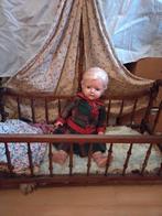 Antiek poppenbedje met pop