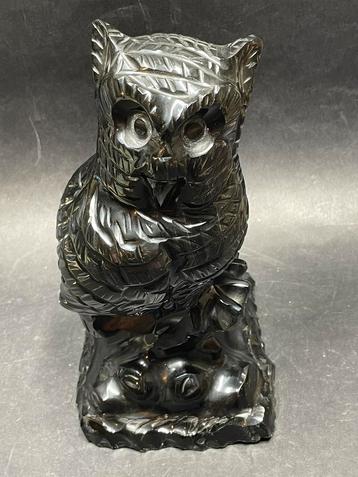 authentiek, handgesneden regenboog-obsidiaan beeld uil. beschikbaar voor biedingen