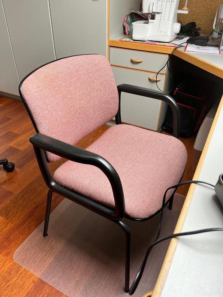 Stoelen (bureau, vergaderzaal, eettafel....), Huis en Inrichting, Stoelen, Gebruikt, Twee, Metaal, Stof, Rood, Ophalen