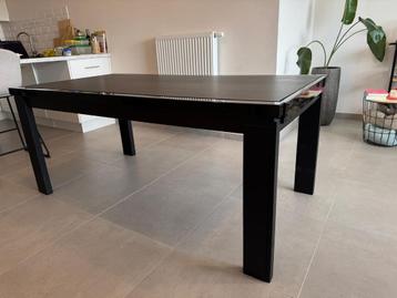 Zwarte houten eettafel (uitschuifbaar) beschikbaar voor biedingen