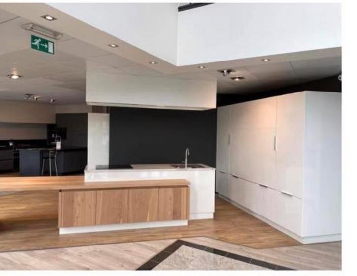 Cuisine, Maison & Meubles, Cuisine | Cuisines complètes, Utilisé, Autres types, Blanc, Bois, Avec îlot, Enlèvement