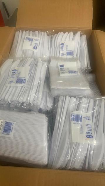 Plastiek messen en lepels beschikbaar voor biedingen