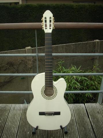 witte klassieke gitaar
