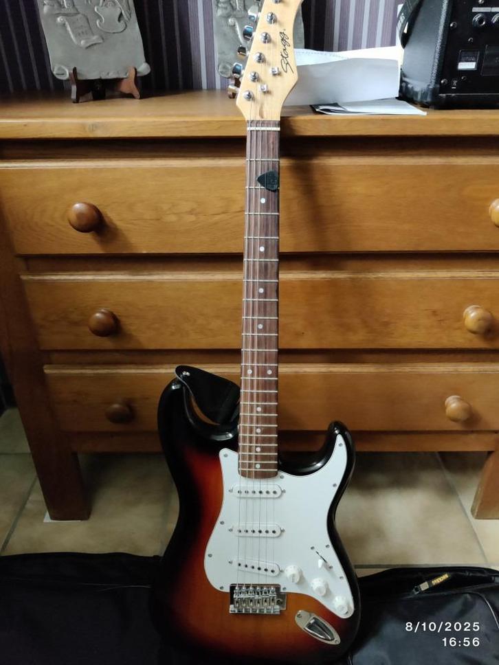 STAGG GITAAR S300 met HOES en ROLAND MICRO CUBE, Muziek en Instrumenten, Snaarinstrumenten | Gitaren | Elektrisch, Zo goed als nieuw