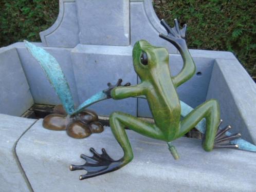 beeld van een kikker in gepatineerd brons + waterstraal..., Tuin en Terras, Waterpartijen en Fonteinen, Nieuw, Fontein, Overige materialen