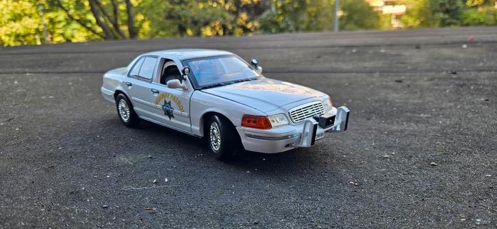 1:18 Ford Crown Victoria California Highway Patrol Motormax, Hobby en Vrije tijd, Modelauto's | 1:18, Zo goed als nieuw, Auto