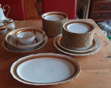 Mooi 30-delig servies van Limoges porselein beschikbaar voor biedingen