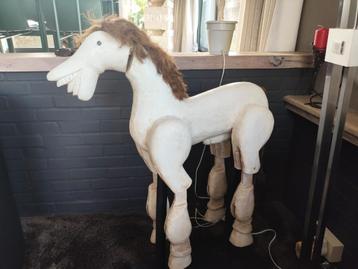 Paard marionetuitvoering kunst beschikbaar voor biedingen