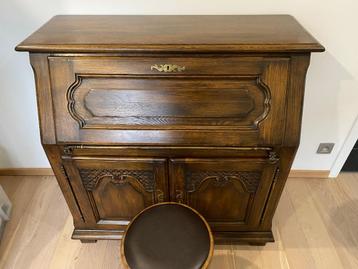 Secretaire  beschikbaar voor biedingen