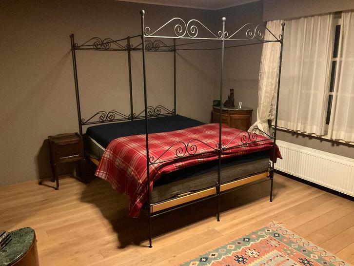Artistiek smeedijzeren hemelbed 160/210, Huis en Inrichting, Slaapkamer | Bedden, Zo goed als nieuw, Tweepersoons, 160 cm, 210 cm