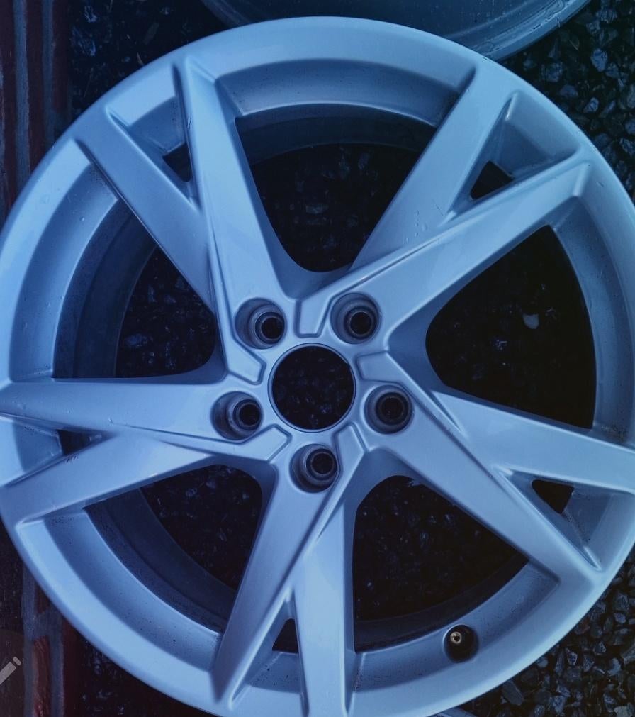 AUDI   17-duimsvelgen ZO GOED ALS NIEUW., Autos : Pièces & Accessoires, Pneus & Jantes, Pneu(s), Pneus hiver, 17 pouces, 225 mm