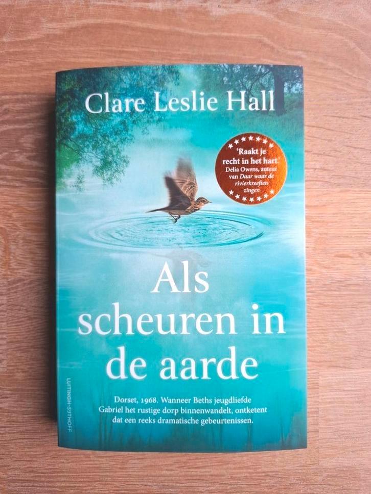 Boek Als scheuren in de aarde - Clare Leslie Hall NIEUW, Boeken, Romans, Nieuw, Ophalen of Verzenden