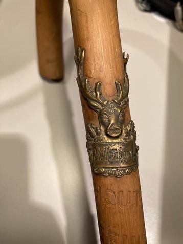 Ancienne canne de marche avec écussons beschikbaar voor biedingen