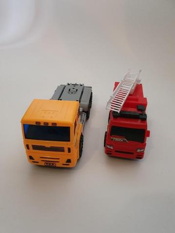 2 camions en plastiques