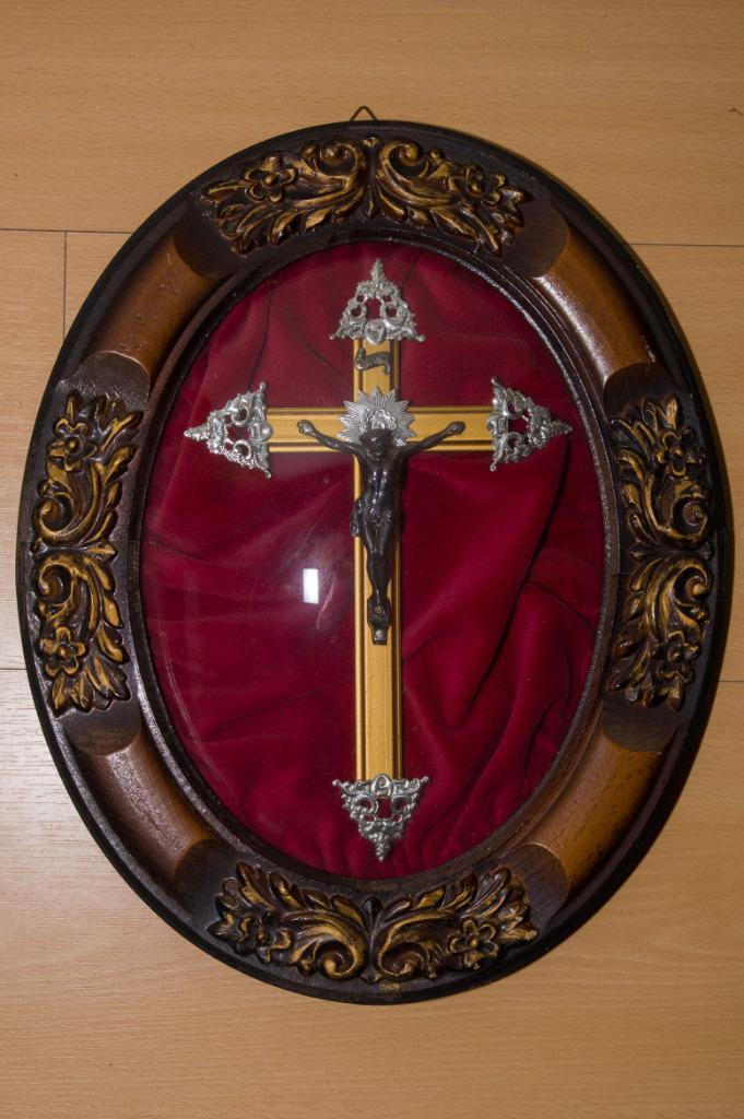 Crucifix ancien cadre ovale en bois sculpté verre bombé, Antiek en Kunst, Antiek | Religieuze voorwerpen, Ophalen