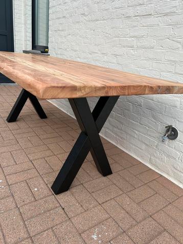 Massieve teak tafel beschikbaar voor biedingen