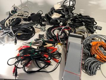 Set van verschillende kabels en adapters beschikbaar voor biedingen