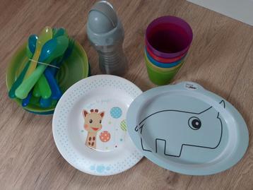Bordjes, bekertjes en bestek voor baby/kind beschikbaar voor biedingen
