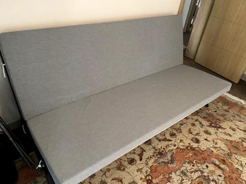 Bed en bank beschikbaar voor biedingen