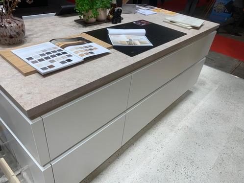 Batibouw Beursmodel keuken volledig gelakt, Huis en Inrichting, Keuken | Complete keukens, Nieuw, Dubbelwandige keuken, Wit, Greeploos