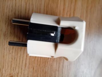 Haakse stekkers 16A beschikbaar voor biedingen