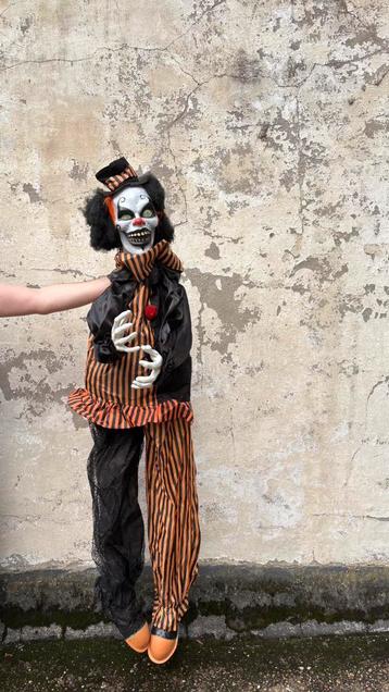 Pakket halloweendecoratie (staanclown, spinnen, spinnenweb) beschikbaar voor biedingen