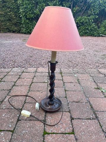 Jolie lampe de table en bois vernissé beschikbaar voor biedingen