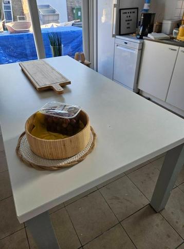 Grote tafel wit blad  met licht grijze poten beschikbaar voor biedingen