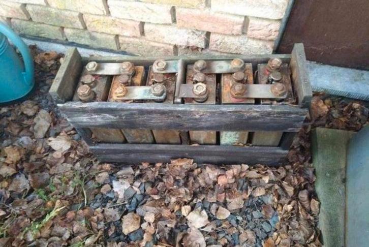 Zeer oude elektrische batterij in een krat, Tuin en Terras, Tuinwanddecoratie, Ophalen