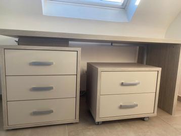 Bureau en kastje beschikbaar voor biedingen