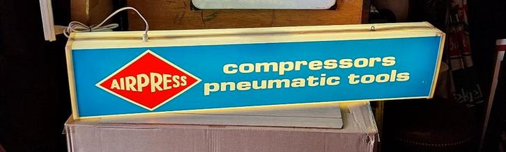 Mooie vintage Airpress verlichte reclamebak (lichtbak)., Verzamelen, Merken en Reclamevoorwerpen, Gebruikt, Lichtbak of (neon) lamp