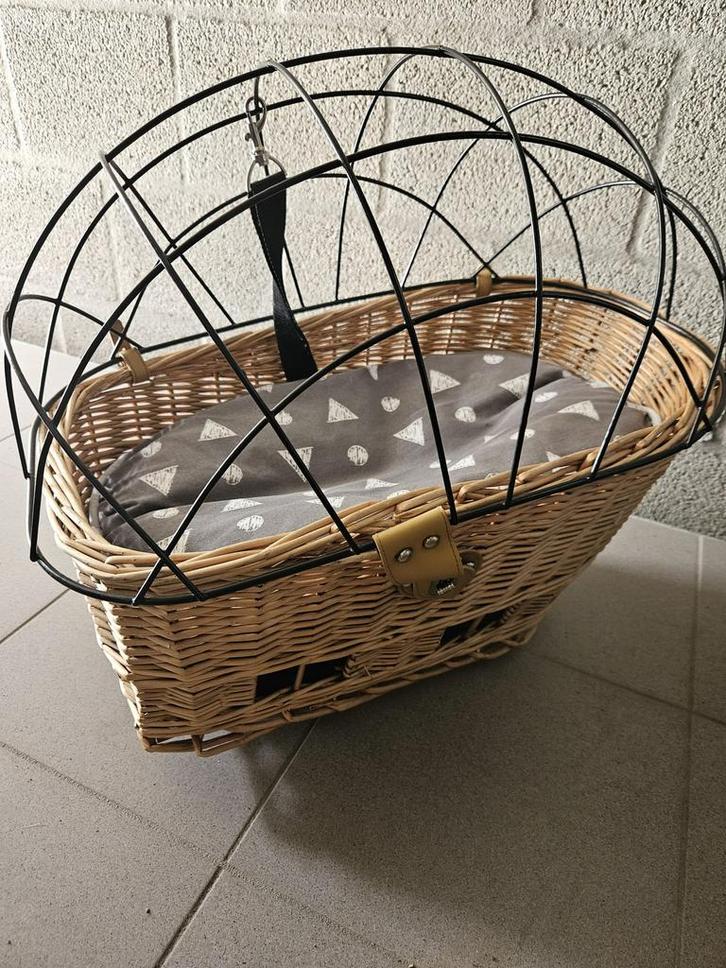 Fietsmand voor hond – rieten mand met beschermkooi, Fietsen en Brommers, Fietsaccessoires | Fietsmanden, Zo goed als nieuw, Fietsmand